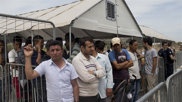 Migranti ijc v tboe na letiti Hellenikon v Atnch ekaj na registraci k azylovmu zen (13. ervna 2016).