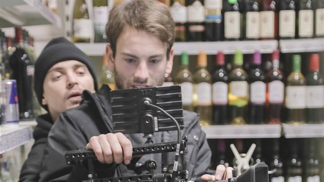 Kameraman Adam Mach při natáčení upoutávky k filmu Bo Hai.