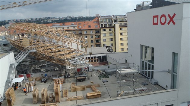 Dřevěná kostra vzducholodi v Centru současného umění DOX v Holešovicích.