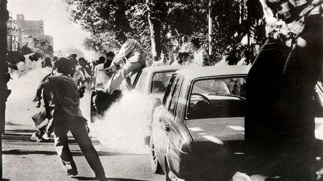 Snímek z 8. září 1978 zachycuje příznivce íránského ajatolláha Ruholláha Chomejního, kteří v ulicích Teheránu protestují proti tehdy vládnoucímu šáhovi Muhammadu Rezymu Pahlavímu. Halí je oblaka slzného plynu.
