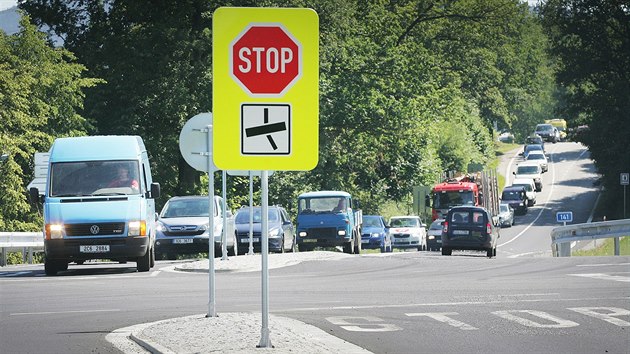 Na křižovatce u Těšovic mají řidiči problém s výjezdem z vedlejších silnic.