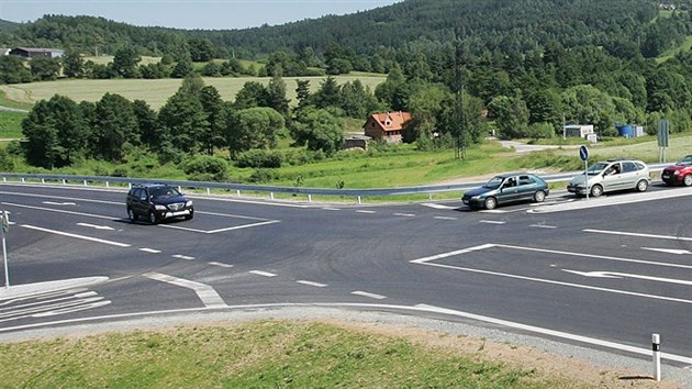Křižovatka u Těšovic se na konci června začne měnit na okružní.