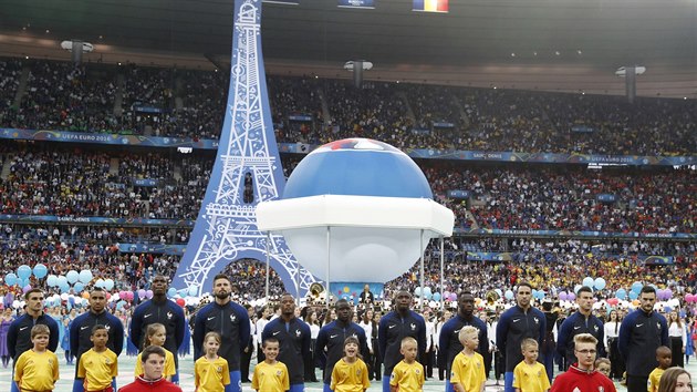 ZAČÍNÁME Francouzští fotbalisté při nástupu k zahajovacímu utkání mistrovství Evropy.