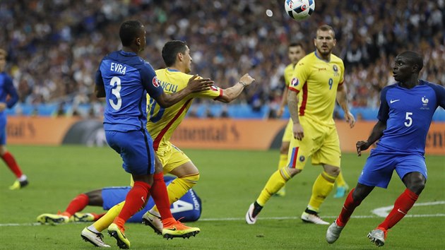 Francouzský obránce Patrice Evra fauluje rumunského útočníka Niculae Stanciua, z následné penalty rumunským tým vyrovnal.