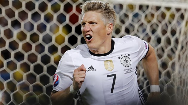 Německý reprezentant Bastian Schweinsteiger se raduje z gólu v utkání Eura proti Ukrajině.