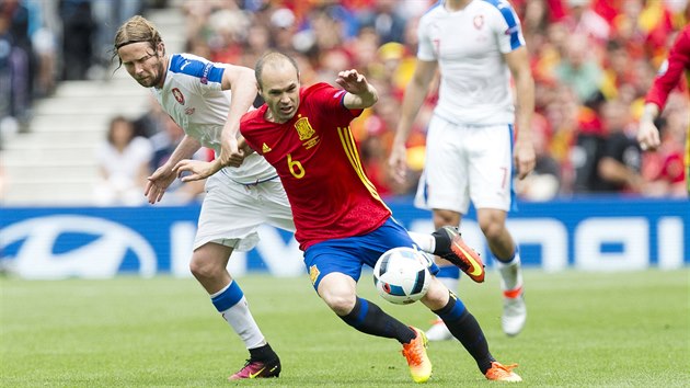 MÁM TĚ Český záložník Jaroslav Plašil (vlevo) se snaží zstavit španělského protihráče Andrése Iniestu v utkání mistrovství Evropy.