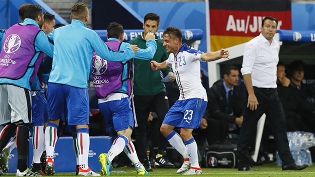 ITALSKÁ RADOST, WILMOTSŮV SMUTEK Italští fotbalisté se radují z prvního gólu Giaccheriniho (č. 23), vpravo belgický kouč Marc Wilmots.