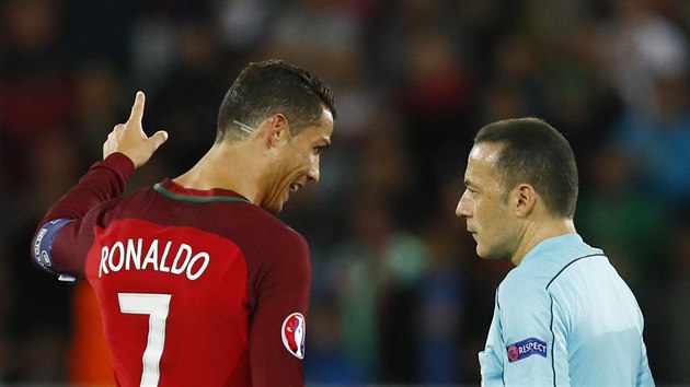 VIDL JSI TO Portugalsk kapitn Cristiano Ronaldo reklamuje bhem utkn proti Islandu cosi u sudho Cakira.