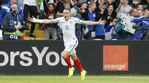 Anglický útočník Jamie Vardy slaví gól proti Walesu.