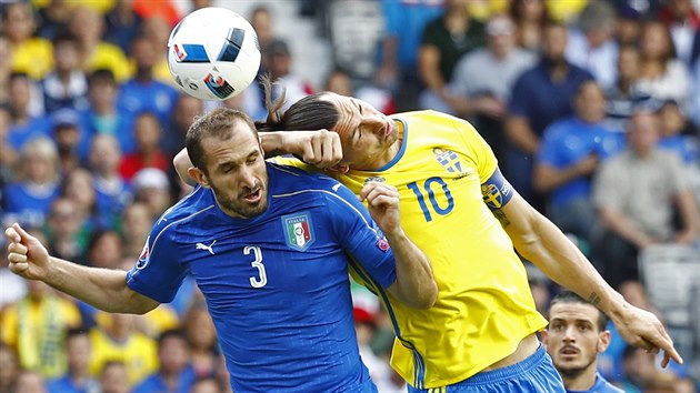 Italsk stoper Giorgio Chiellini (vlevo) odhlavikov centr ped vdskm tonkem Zlatanem Ibrahimovicem v utkn na mistrovstv Evropy.