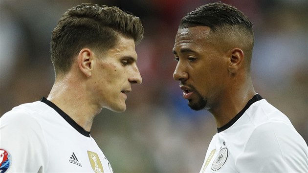 Nmeck stoper Jerome Boateng (vpravo) a tonk Mario Gomez po zpase s Polskem na mistrovstv Evropy.