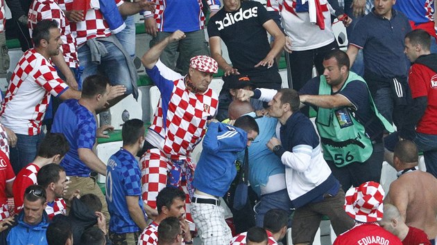 CHULIGNI Chorvat fanouci se na tribun stadionu v St. Etienne bhem zpasu mistrovstv Evropy proti esku rvou mezi sebou.