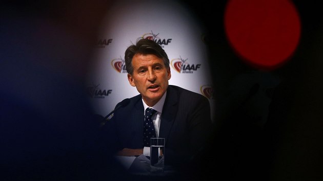 Prezident Mezinrodn atletick federace IAAF Sebastian Coe na tiskov konferenci ve Vdni potvrzuje zkaz startu ruskch atlet na OH v Riu.