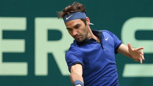 Roger Federer bhem semifinle Gerry Weber Open  proti Alexanderu Zverevovi.