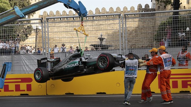 Traov komisai odklzej vz Lewise Hamiltona po kvalifikaci na Velkou cenu Evropy v Baku.