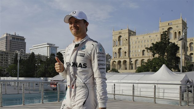 Nico Rosberg slav vhru v kvalifikaci na Velkou cenu Evropy v Baku.