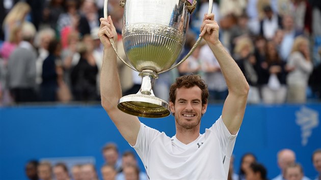 Andy Murray slav vtzstv v turnaji Aegon Championship.