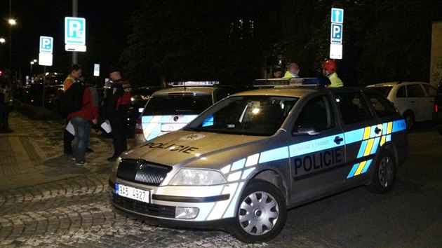 Mu vylezl na stechu Autonomnho socilnho centra Kliniky v Jeseniov ulici a hrozil, e sko dol (13.6.2016).