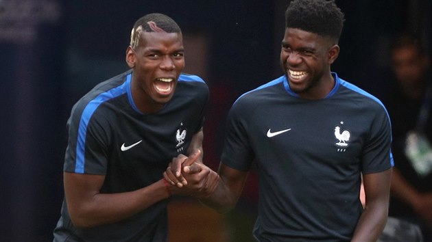 Rozesmt Paul Pogba (vlevo) a Samuel Umtiti na trninku francouzsk reprezentace.