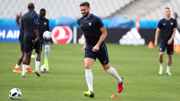 Olivier Giroud na trninku francouzsk reprezentace na stadionu v Saint-Denis.