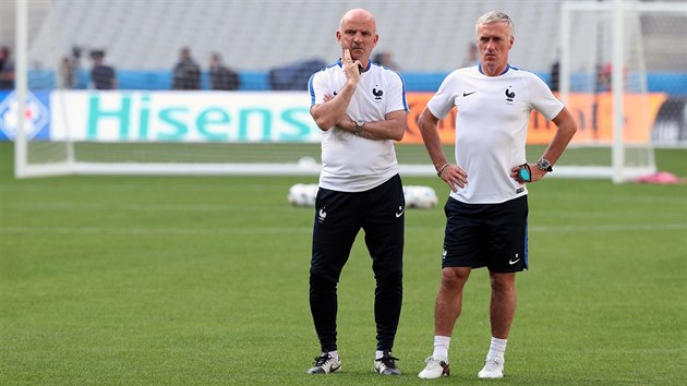 ZADUMAN. Francouzsk trenr Didier Deschamps (vpravo) a jeho asistent Guy Stephan sleduj sv svence na trninku na Stade de France.