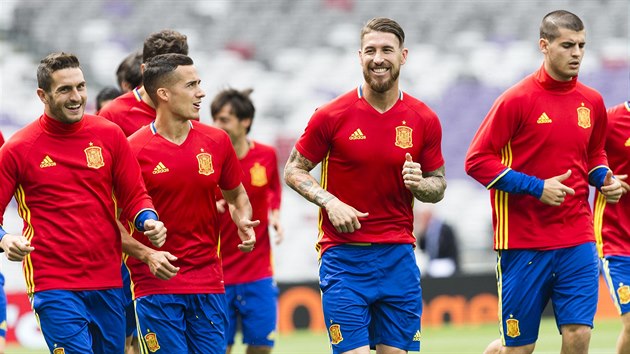 Španělští fotbalisté na tréninku během mistrovství Evropy. Uprostřed Sergio Ramos.