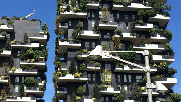 Bosco Verticale v Miln, mnostv zelen odpovd lesu o ploe zhruba 10 000 m2.