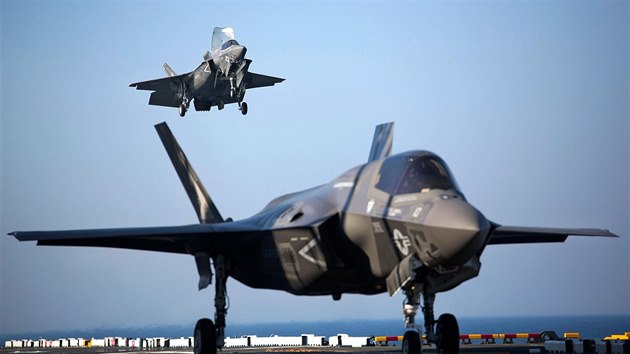 F-35B Lightning II na palub USS Wasp (LHD-1) bhem prvnho testovn vertiklnho pistn (18. kvtna 2015)