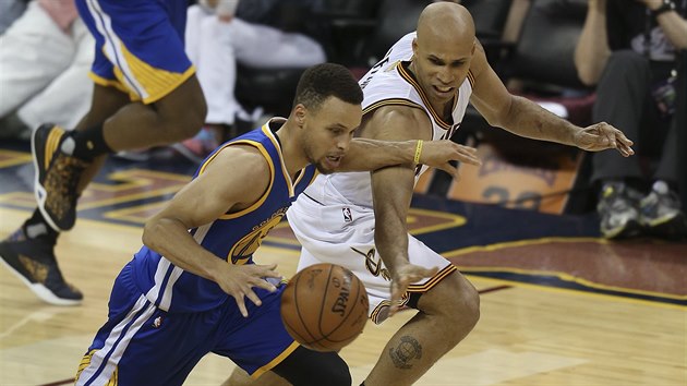 Stephen Curry (vlevo) z Golden State se sna uniknout brncmu Richardu Jeffersonovi z Clevalandu.