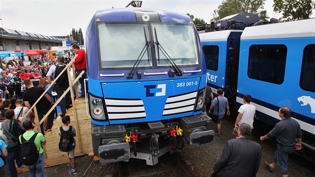 D Cargo na veletrhu slavnostn pevzalo prvn z pti vcesystmovch lokomotiv Siemens Vectron, s ktermi chce jezdit do zahrani, zejmna s nkladem ze stedomoskch pstav. Kmotrem lokomotivy se stal znm fotbalov internacionl Antonn Panenka.