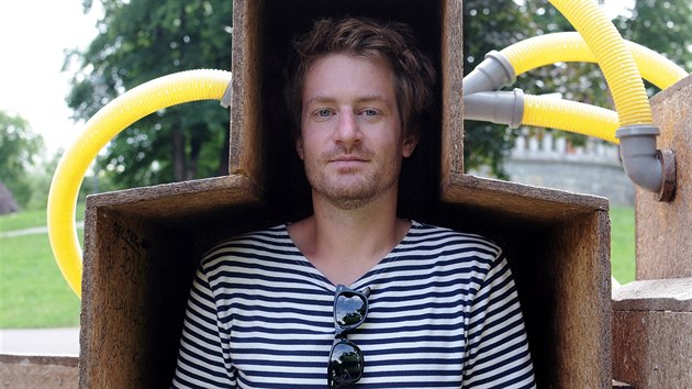 Dokument�rn� fotograf Imrich Veber v plastice Mat�je Franka v centru Opavy.