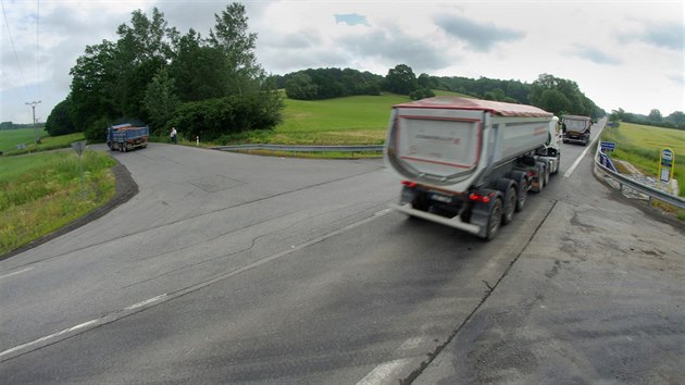 Kiovatka u piek na Hranicku je podle starosty po oprav mostku nebezpen. d vrcen vech svodidel, lep znaen a zkaz pedjdn.