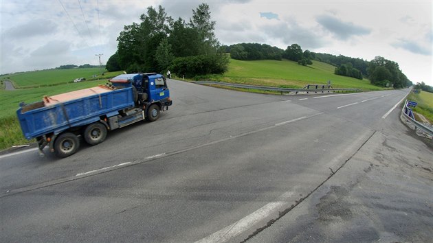 Kiovatka u piek na Hranicku je podle starosty po oprav mostku nebezpen. d vrcen vech svodidel, lep znaen a zkaz pedjdn.