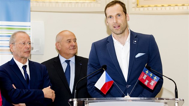 Petr Čech hovoří za český fotbalový tým při návštěvě radnice v Tours.