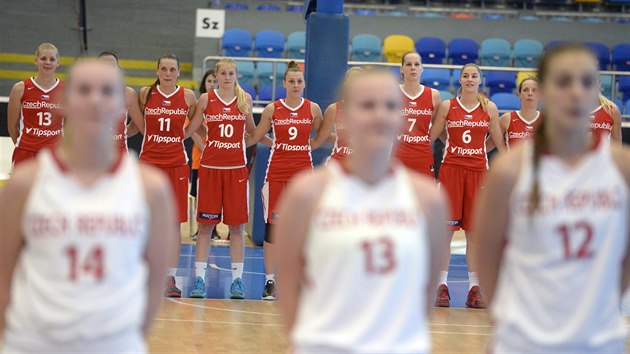 esk basketbalistky poslouchaj hymnu ped zpasem na ppravnm turnaji v Hradci Krlov.