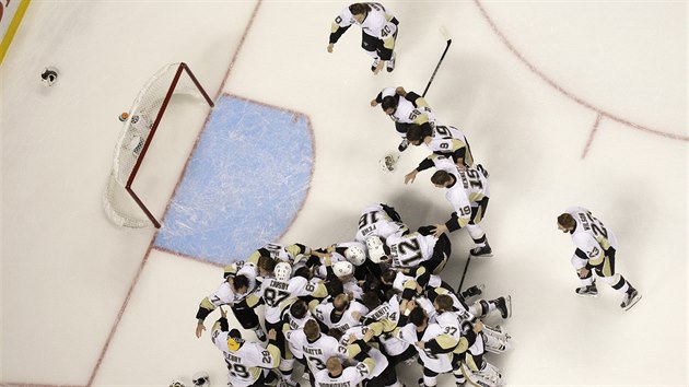 Hokejist Pittsburghu hromadn oslavuj zisk Stanley Cupu.