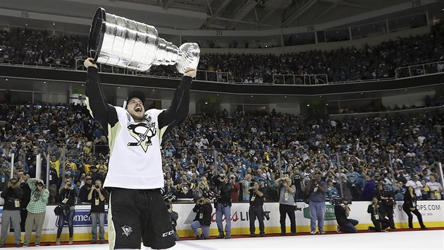 Pittsbursk kapitn Sidney Crosby zved nad hlavu Stanley Cup.