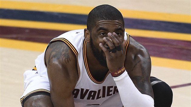 Kyrie Irving z Clevelandu nesouhlas s verdiktem rozhodch.