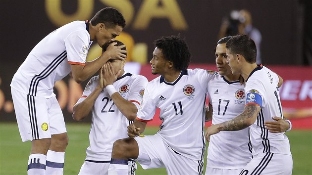 Kolumbijští fotbalisté se povzbuzují během penaltového rozstřelu s Peru.