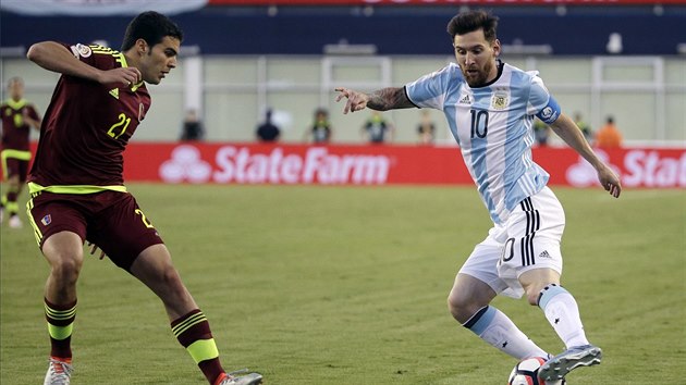 Lionel Messi (vpravo) z Argentiny se sna obejt Alexandera Gonzaleze z Venezuely.