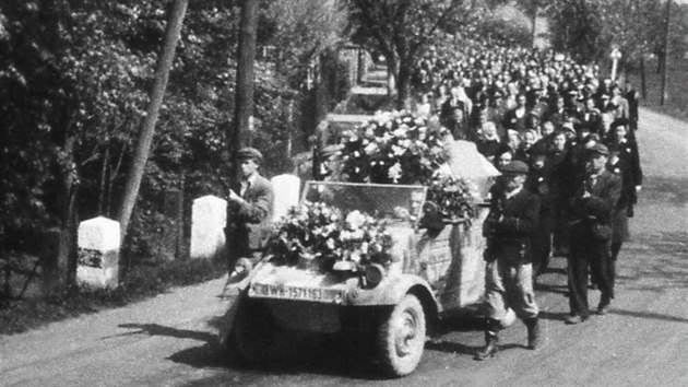 Pohebn prvod odboje v kvtnu 1945 v Ostromi.