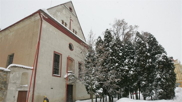 Arel kapucnskho kltera v Opon stoj v centru msta.