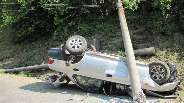 Subaru na Rychnovsku perazilo elektrick veden (12.6.2016).