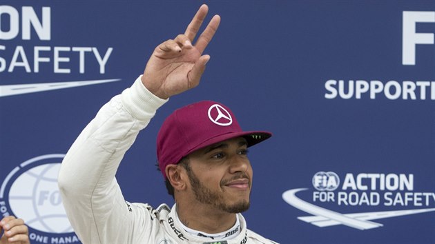 Lewis Hamilton slav triumf v kvalifikaci na GP Kanady.