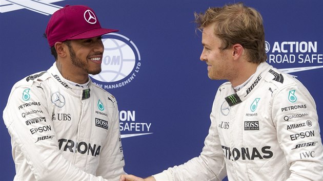 GRATULUJU. Nico Rosberg (vpravo) blahopeje Lewisi Hamiltonovi k vtzstv v kvalifikaci na GP Kanady.
