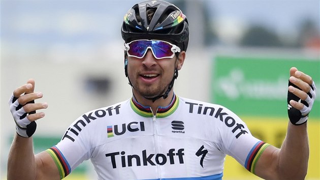 Slovenský cyklista Peter Sagan s radostí dojíždí do cíle 2. etapy Kolem...