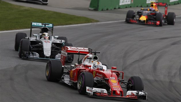 Sebastian Vettel (vpedu) ve Velk cen Kanady, za nm je Lewis Hamilton.