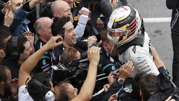 Lewis Hamilton slav se svmi fanouky triumf ve Velk cen Kanady.