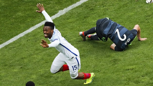 Anglický útočník Daniel Sturridge slaví rozhodující gól proti Walesu.