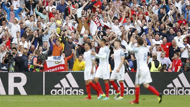 Angličtí fotbalisté slaví s fanoušky výhru nad Walesem.